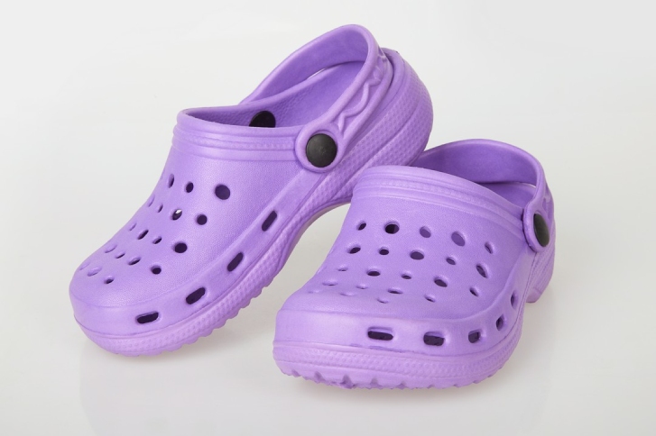 fioletowe crocsy